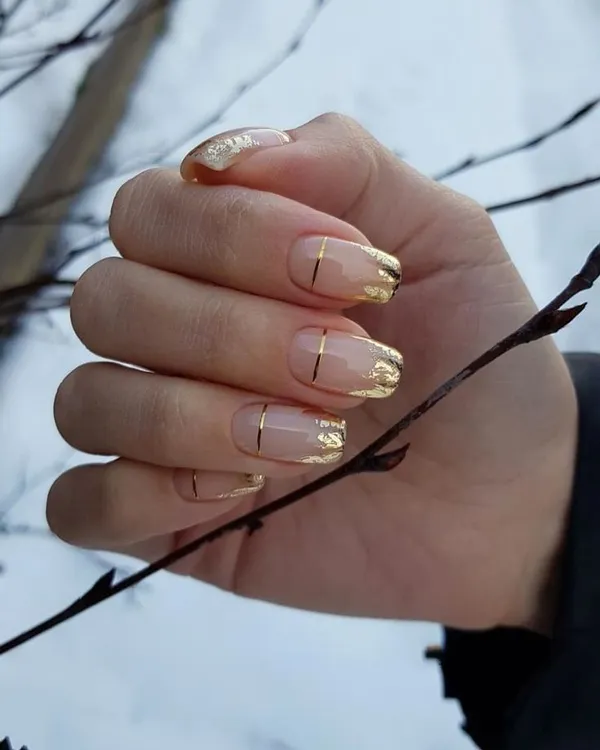 35 ایده کیوت دیزاین ناخن با ورق طلا؛ راهنمای کامل اجرای لاکچریترین ترند امسال ✨ 9 gold foil nail design diakoland 7