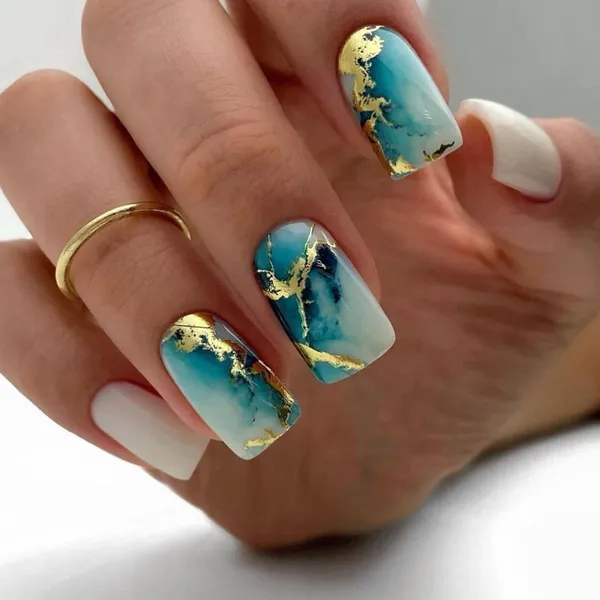 35 ایده کیوت دیزاین ناخن با ورق طلا؛ راهنمای کامل اجرای لاکچریترین ترند امسال ✨ 11 gold foil nail design diakoland 9