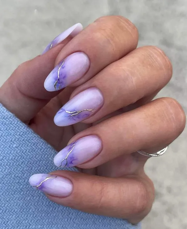 طراحی و دیزاین ناخن بنفش 2025؛ دیزاینایی که امسال ترند شدن و استایلتو خاصتر میکنن💜 19 purple nails trend diakoland photo 18