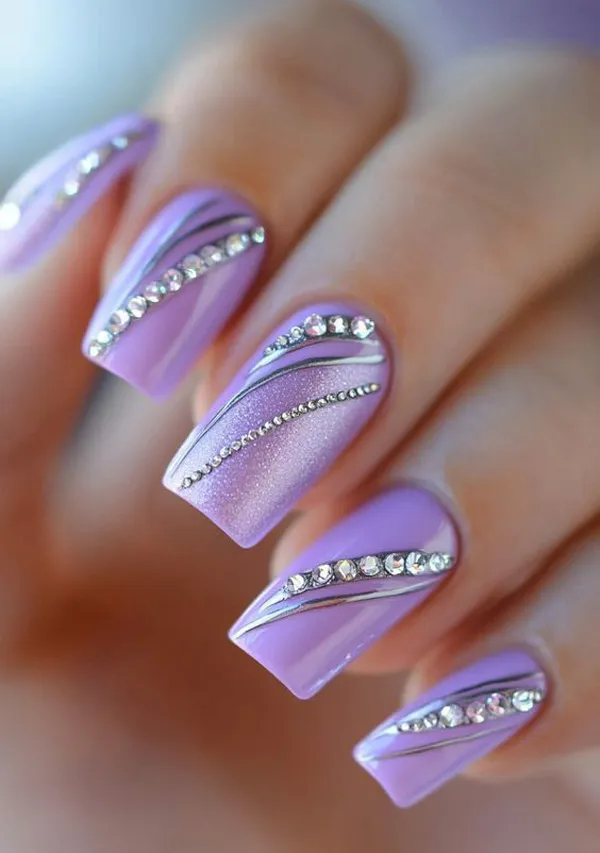 طراحی و دیزاین ناخن بنفش 2025؛ دیزاینایی که امسال ترند شدن و استایلتو خاصتر میکنن💜 23 purple nails trend diakoland photo 19