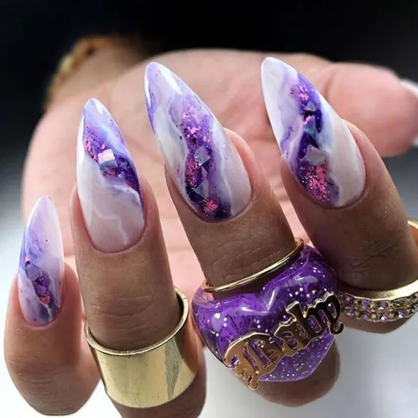 طراحی و دیزاین ناخن بنفش 2025؛ دیزاینایی که امسال ترند شدن و استایلتو خاصتر میکنن💜 6 purple nails trend diakoland photo 2