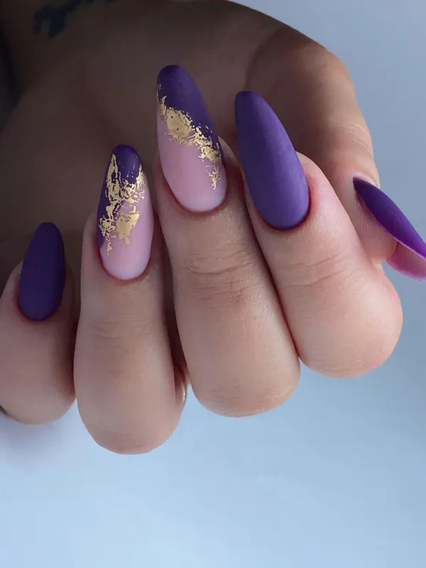 طراحی و دیزاین ناخن بنفش 2025؛ دیزاینایی که امسال ترند شدن و استایلتو خاصتر میکنن💜 24 purple nails trend diakoland photo 22