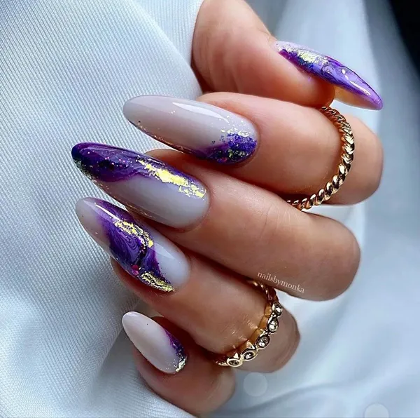 طراحی و دیزاین ناخن بنفش 2025؛ دیزاینایی که امسال ترند شدن و استایلتو خاصتر میکنن💜 27 purple nails trend diakoland photo 23