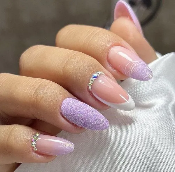 طراحی و دیزاین ناخن بنفش 2025؛ دیزاینایی که امسال ترند شدن و استایلتو خاصتر میکنن💜 35 purple nails trend diakoland photo 33