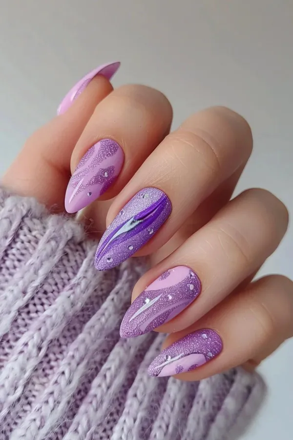طراحی و دیزاین ناخن بنفش 2025؛ دیزاینایی که امسال ترند شدن و استایلتو خاصتر میکنن💜 42 purple nails trend diakoland photo 34