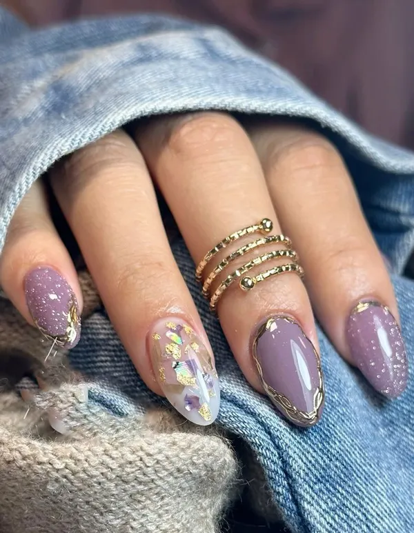 طراحی و دیزاین ناخن بنفش 2025؛ دیزاینایی که امسال ترند شدن و استایلتو خاصتر میکنن💜 38 purple nails trend diakoland photo 37