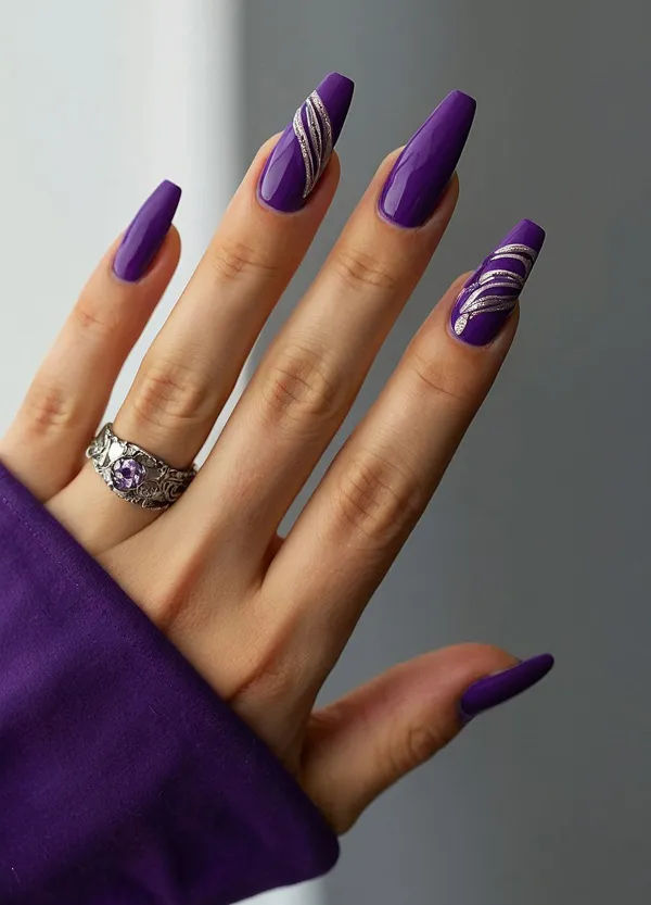 طراحی و دیزاین ناخن بنفش 2025؛ دیزاینایی که امسال ترند شدن و استایلتو خاصتر میکنن💜 41 purple nails trend diakoland photo 40