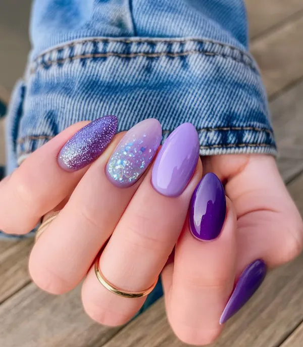 طراحی و دیزاین ناخن بنفش 2025؛ دیزاینایی که امسال ترند شدن و استایلتو خاصتر میکنن💜 9 purple nails trend diakoland photo 5