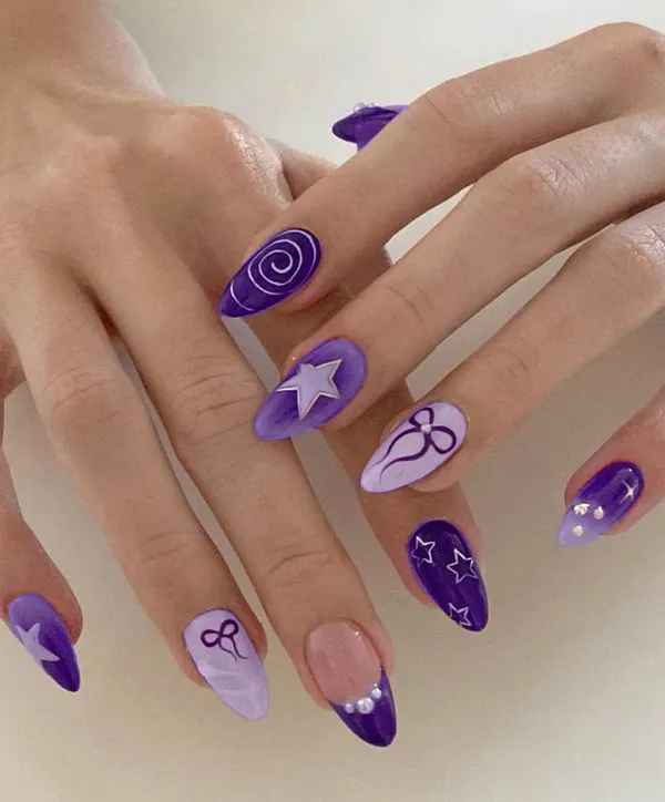 طراحی و دیزاین ناخن بنفش 2025؛ دیزاینایی که امسال ترند شدن و استایلتو خاصتر میکنن💜 14 purple nails trend diakoland photo 7