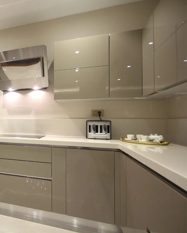 40 مدل رنگ کابینت های گلاس جدید | ترکیبهای جذاب برای آشپزخانه! 21 rang cabinet high gloss diakoland photo 10