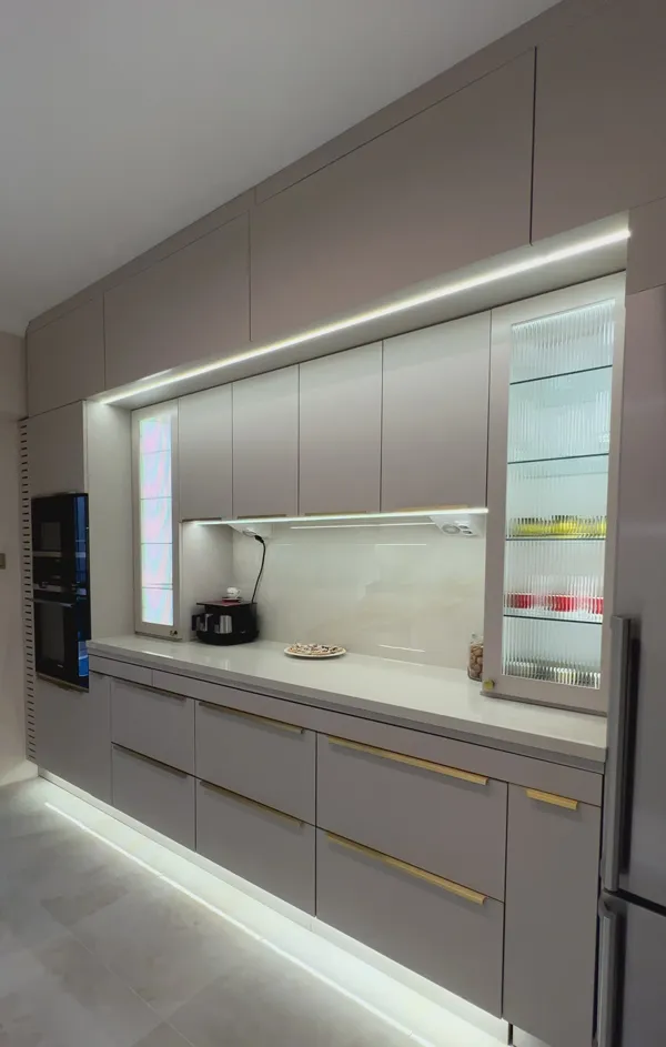 40 مدل رنگ کابینت های گلاس جدید | ترکیبهای جذاب برای آشپزخانه! 24 rang cabinet high gloss diakoland photo 15