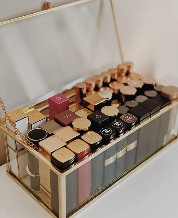 Cosmetics arrangement 11