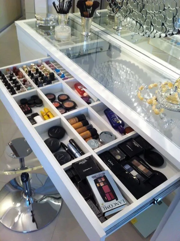 Cosmetics arrangement 20