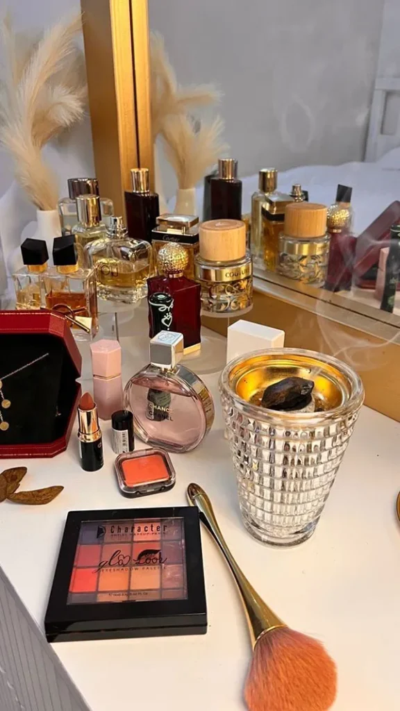 Cosmetics arrangement 25