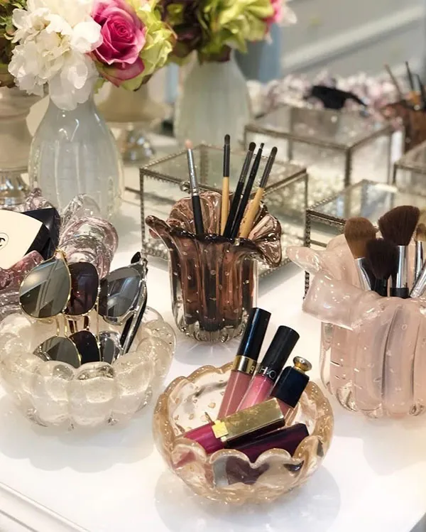 Cosmetics arrangement 27
