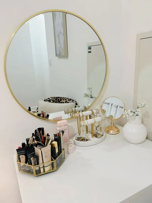 Cosmetics arrangement 6
