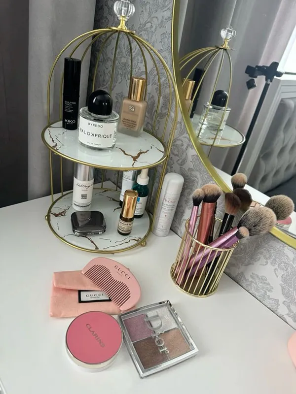 Cosmetics arrangement 9