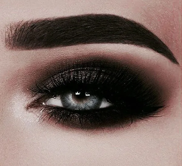 Dark eye makeup 31