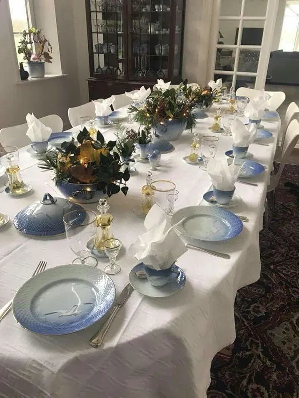 Dining table arrangement 15