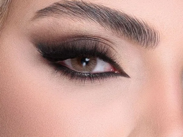 Eyeliner with black shadow 4