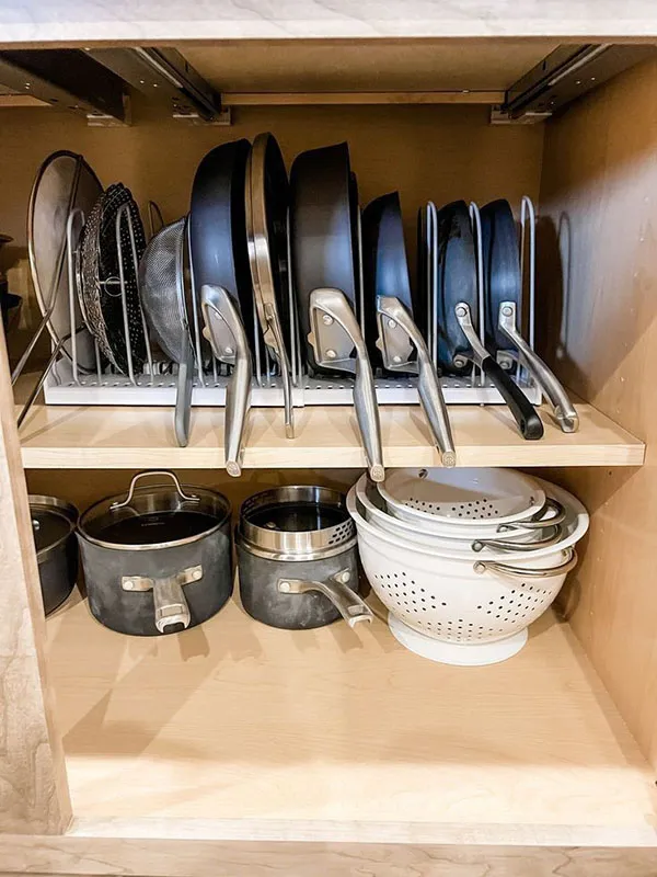 How to arrange the interior of the brides kitchen cabinet 1