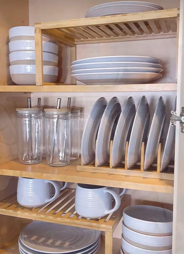 How to arrange the interior of the brides kitchen cabinet 10