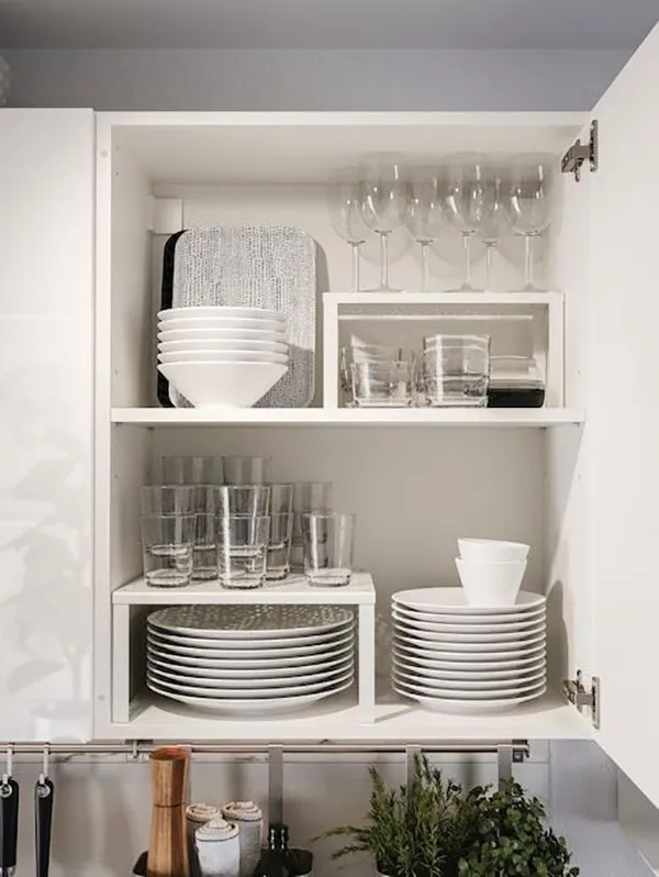 How to arrange the interior of the brides kitchen cabinet 11