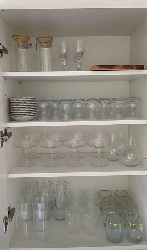 How to arrange the interior of the brides kitchen cabinet 12