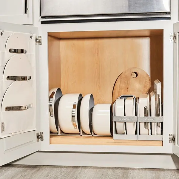 How to arrange the interior of the brides kitchen cabinet 13