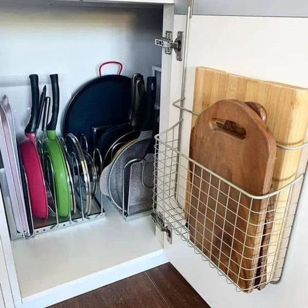 How to arrange the interior of the brides kitchen cabinet 14
