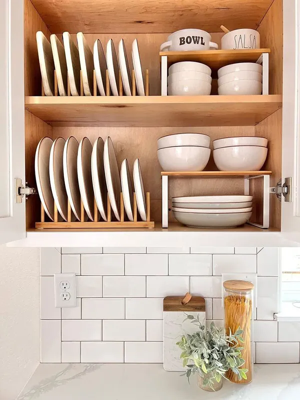 How to arrange the interior of the brides kitchen cabinet 15