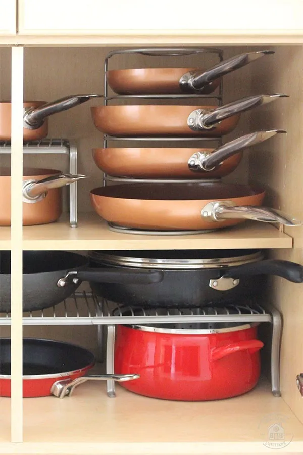 How to arrange the interior of the brides kitchen cabinet 16