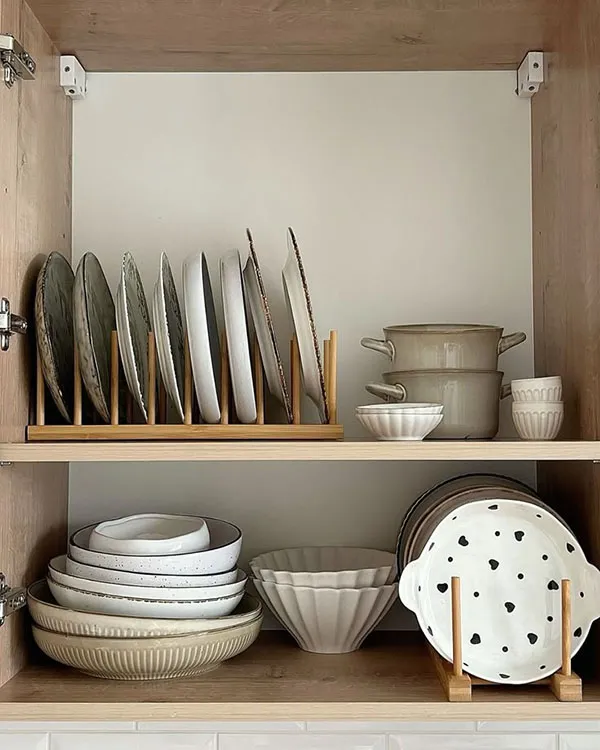 How to arrange the interior of the brides kitchen cabinet 17