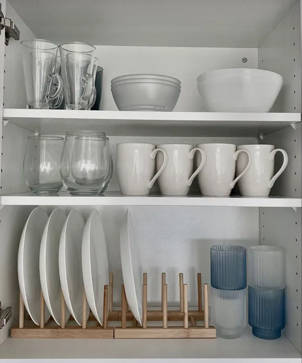 How to arrange the interior of the brides kitchen cabinet 18