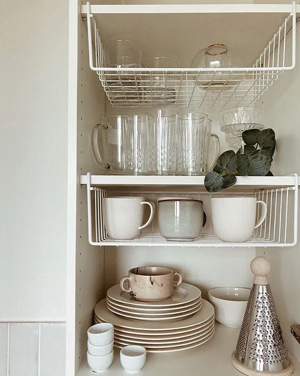 How to arrange the interior of the brides kitchen cabinet 2