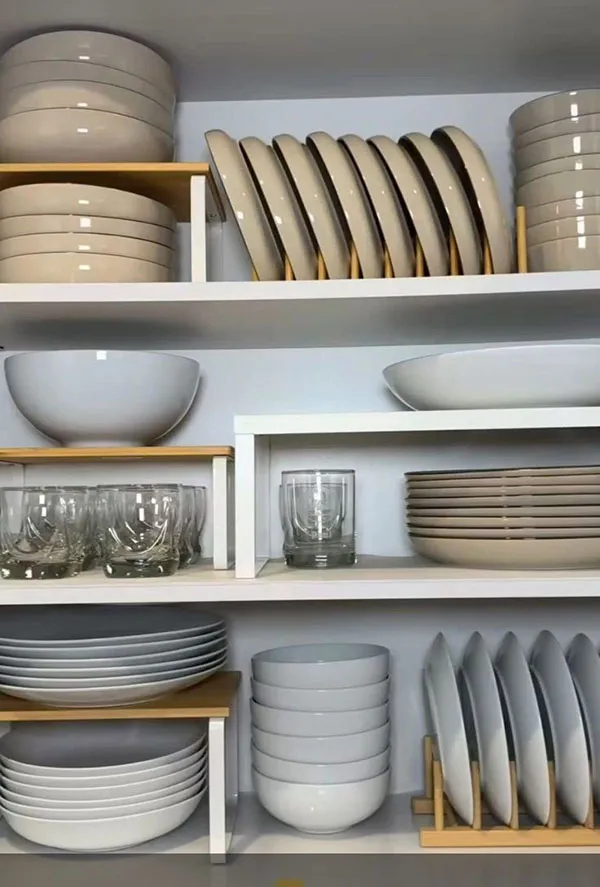 How to arrange the interior of the brides kitchen cabinet 20