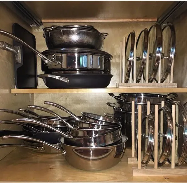 How to arrange the interior of the brides kitchen cabinet 21