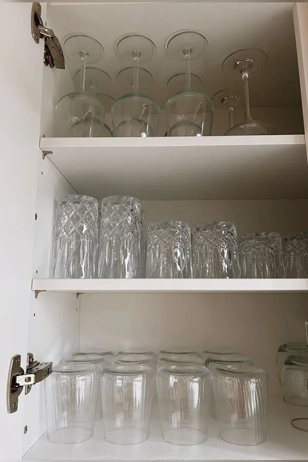 How to arrange the interior of the brides kitchen cabinet 22