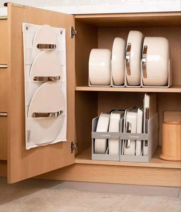 How to arrange the interior of the brides kitchen cabinet 24