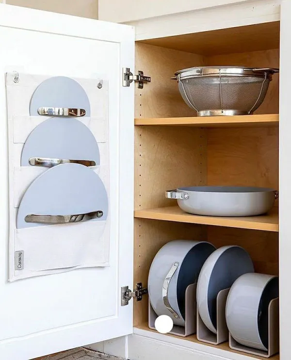 How to arrange the interior of the brides kitchen cabinet 27