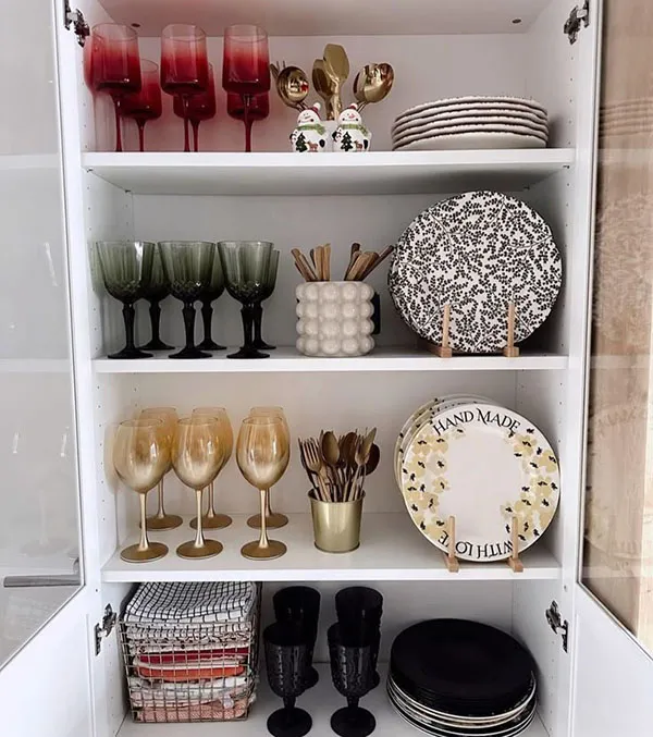 How to arrange the interior of the brides kitchen cabinet 28