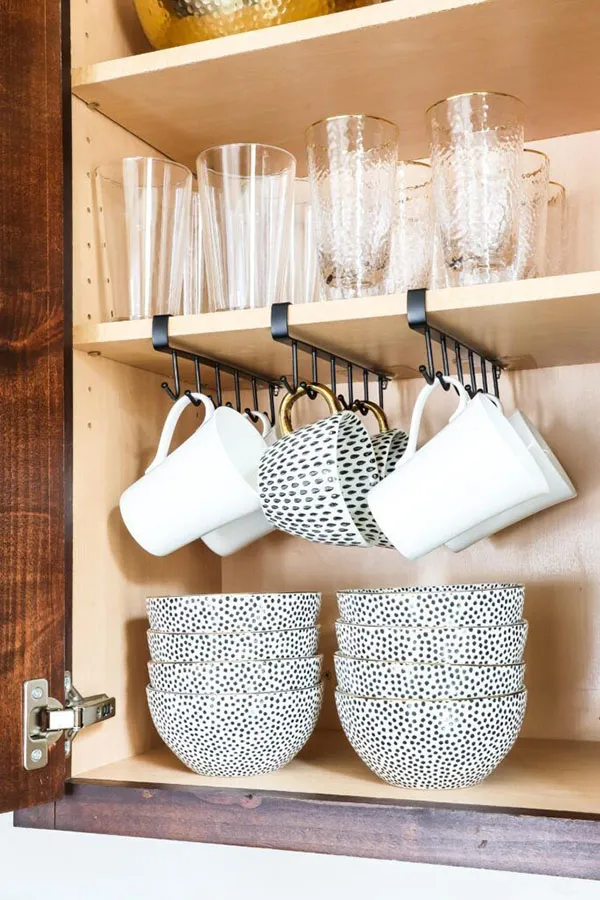 How to arrange the interior of the brides kitchen cabinet 29