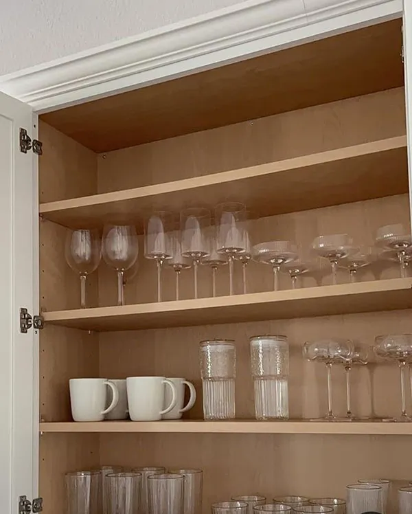 How to arrange the interior of the brides kitchen cabinet 30
