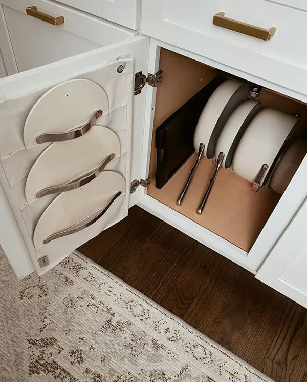 How to arrange the interior of the brides kitchen cabinet 32