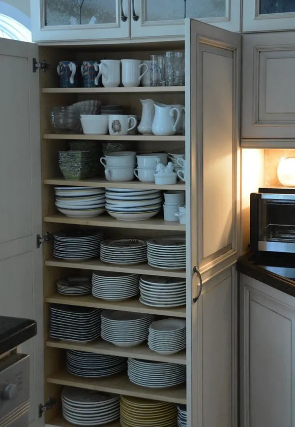 How to arrange the interior of the brides kitchen cabinet 33