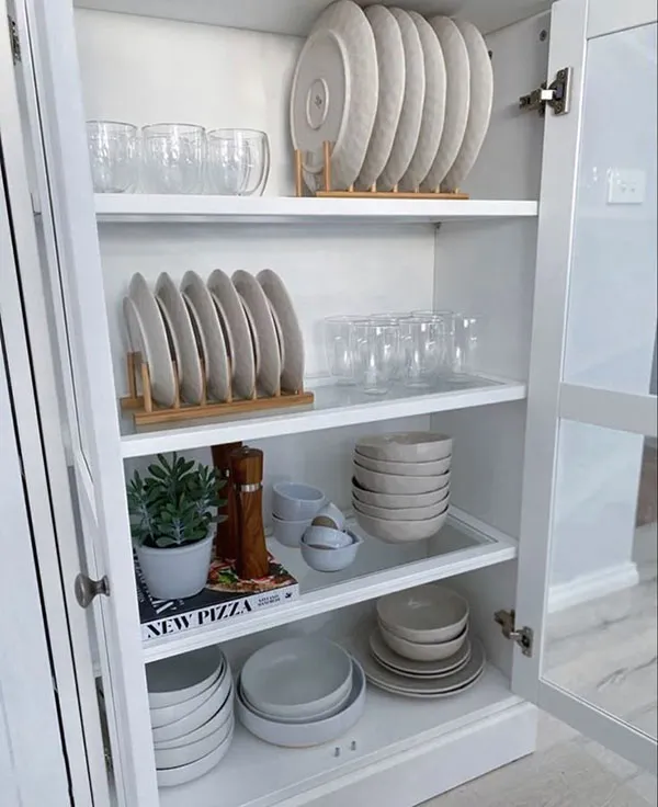 How to arrange the interior of the brides kitchen cabinet 34