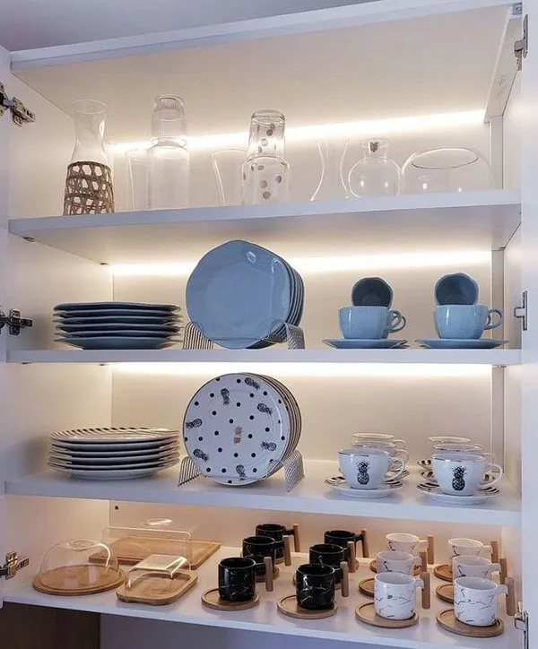 How to arrange the interior of the brides kitchen cabinet 36