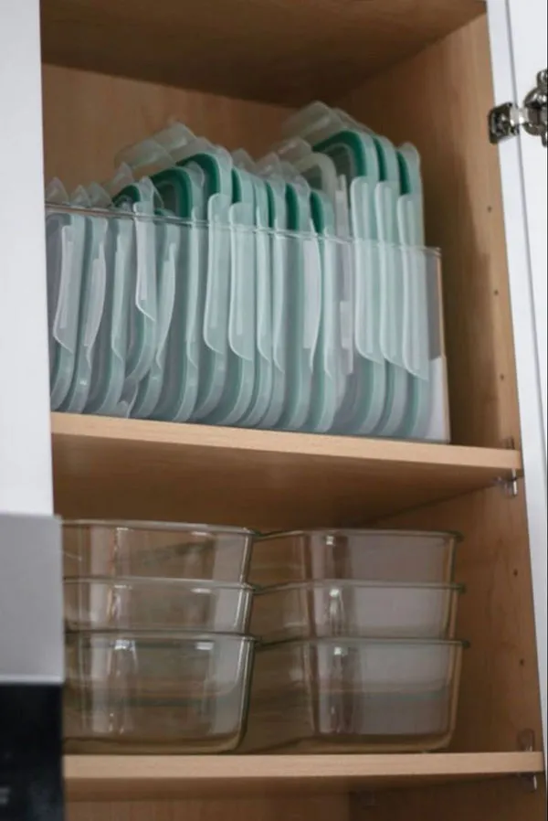 How to arrange the interior of the brides kitchen cabinet 4