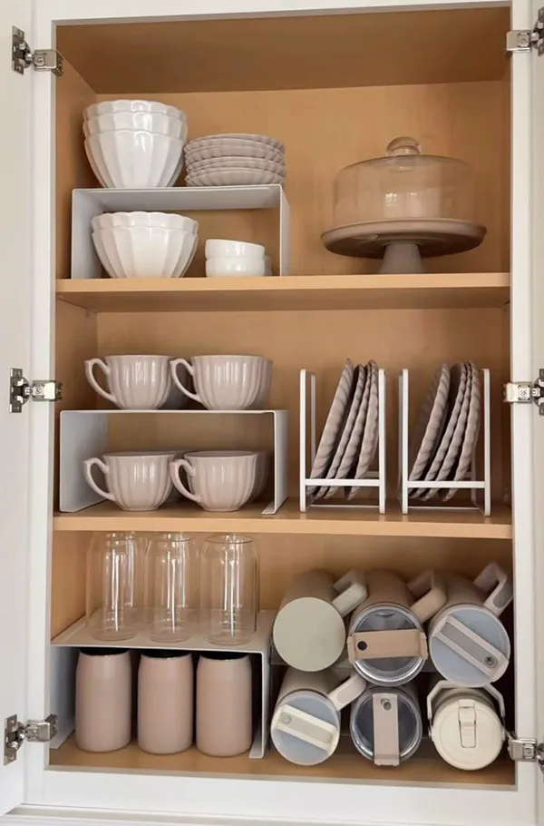 How to arrange the interior of the brides kitchen cabinet 6