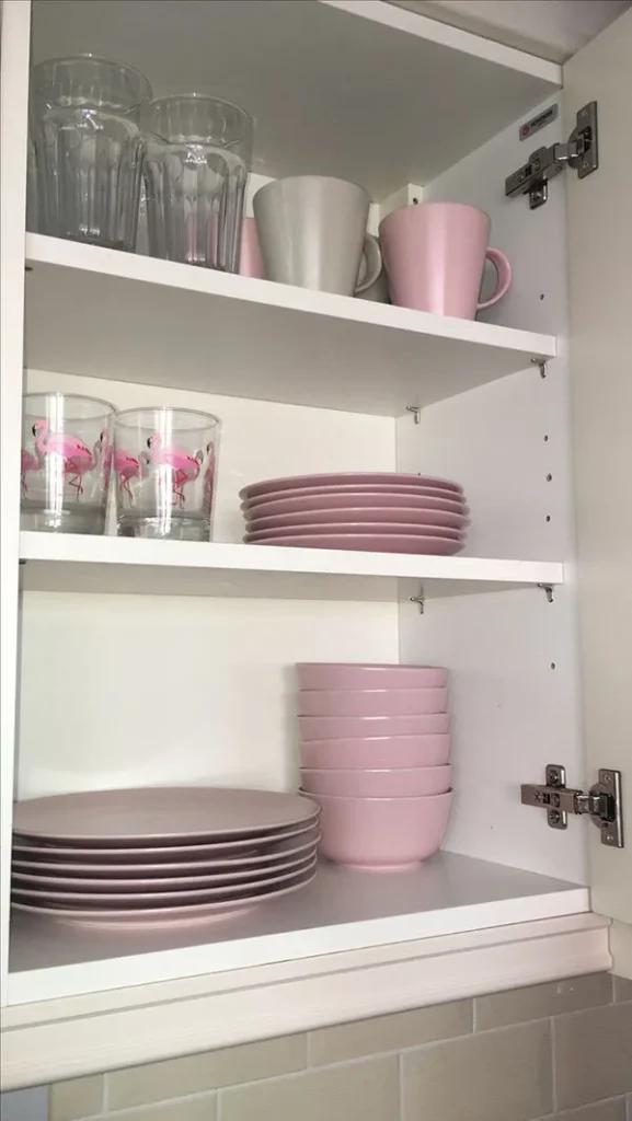 How to arrange the interior of the brides kitchen cabinet 7